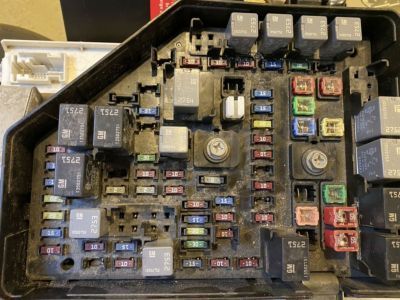 Cadillac CTS Fuse Box - 25892797